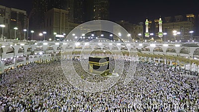 Kaaba en La Meca en lapso del enfoque de la Arabia Saudita a tiempo Kaaba en La Meca en lapso del enfoque de la Arabia Saudita a tiempo