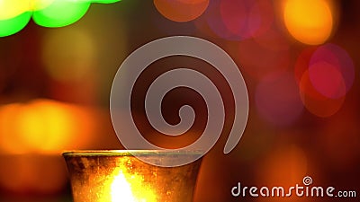 Kaars in een glasverblijf op houten lijst in de bar van de blauwmuziek Vage Backround Bokeh Gekleurde verlichting 4K stock footage Kaars in een glasverblijf op houten lijst in de bar van de blauwmuziek Vage Backround Bokeh Gekleurde verlichting 4K stock footage