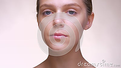 Kalm Kaukasisch wijfje die cameraclose-up bekijken met zuiver mooi gezicht op witte achtergrond stock videobeelden Kalm Kaukasisch wijfje die cameraclose-up bekijken met zuiver mooi gezicht op witte achtergrond stock videobeelden