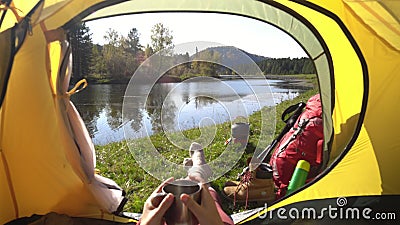 Kamperende vrouw die in tent dicht omhoog van Meisjesvoeten liggen die wandelingslaarzen dragen die op vakantie POV ontspannen stock footage Kamperende vrouw die in tent dicht omhoog van Meisjesvoeten liggen die wandelingslaarzen dragen die op vakantie POV ontspannen stock footage