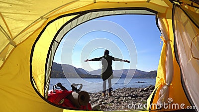 Kamperende vrouw die in tent dicht omhoog van Meisjesvoeten liggen die wandelingslaarzen dragen die op vakantie POV ontspannen stock video Kamperende vrouw die in tent dicht omhoog van Meisjesvoeten liggen die wandelingslaarzen dragen die op vakantie POV ontspannen stock video