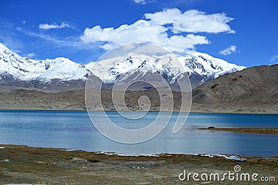Karakul lake and pamir mountains in Xinjiang, Karakorum highway, China Stock Photo