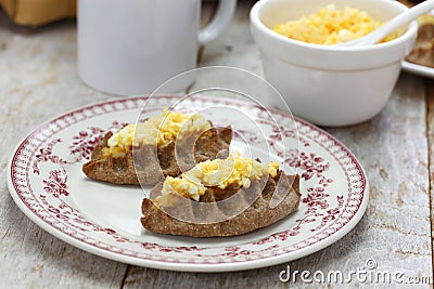 Karjalanpiirakka ja munavoi, finland breakfast Stock Photo