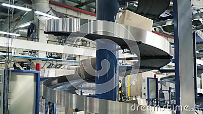 Kartondozen op transportband in fabriek klem Productielijn waarop de dozen zich in een spiraal bewegen stock video Kartondozen op transportband in fabriek klem Productielijn waarop de dozen zich in een spiraal bewegen stock video