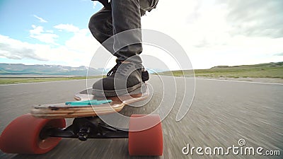 Kerl auf seinem longboard Rochen Schließen Sie oben vom longboard und vom Fuß Weicher Fokus Spurhaltung des Schusses Kerl auf seinem longboard Rochen Schließen Sie oben vom longboard und vom Fuß Weicher Fokus Spurhaltung des Schusses