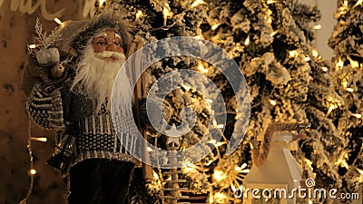 Kerstmisdecoratie met Kerstboomtakken Het concept van de de wintervakantie Retro stijl Kerstmancijfer stock videobeelden Kerstmisdecoratie met Kerstboomtakken Het concept van de de wintervakantie Retro stijl Kerstmancijfer stock videobeelden