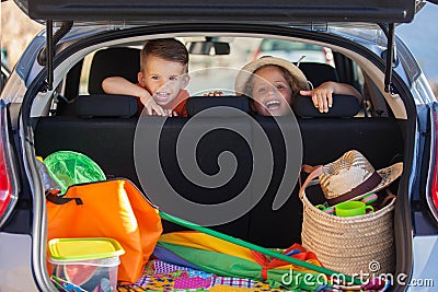 Kids in car arriving at summer vacation Stock Photo