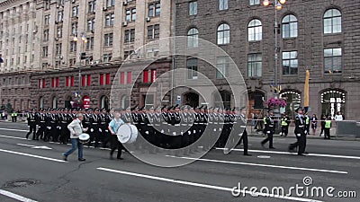 KIEV, UCRANIA - 24 DE AGOSTO DE 2017: Desfile militar en Kyiv, al Día de la Independencia de filas de Ucrania del nacional que ma almacen de video KIEV, UCRANIA - 24 DE AGOSTO DE 2017: Desfile militar en Kyiv, al Día de la Independencia de filas de Ucrania del nacional que ma almacen de video