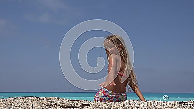 Kind, das auf Strand im Sonnenuntergang, lächelnde Mädchen-werfende Kiesel im Meerwasser spielt stock video footage Kind, das auf Strand im Sonnenuntergang, lächelnde Mädchen-werfende Kiesel im Meerwasser spielt stock video footage