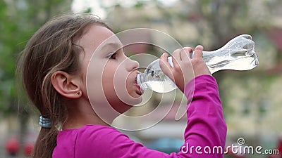 Kind drinkwater van fles openlucht Jong meisje met waterfles ter beschikking Kind drinkwater van fles openlucht Jong meisje met waterfles ter beschikking