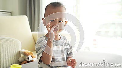 Ein Kind Wird Ein Spiegelei Mit Gemuse Mit Einer Gabel Aus Nahaufnahme Stock Footage Video Von Nahaufnahme Leben 173071554