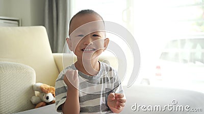 Ein Kind Wird Ein Spiegelei Mit Gemuse Mit Einer Gabel Aus Nahaufnahme Stock Footage Video Von Nahaufnahme Leben 173071554