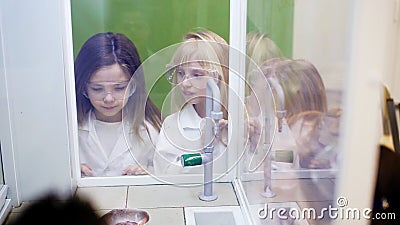 Kinder betrachten das großartige chemische Experiment mit Feuer stock video Kinder betrachten das großartige chemische Experiment mit Feuer stock video