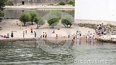 Kinder, die am Fluss Rhein-Strand spielen stock video Kinder, die am Fluss Rhein-Strand spielen stock video