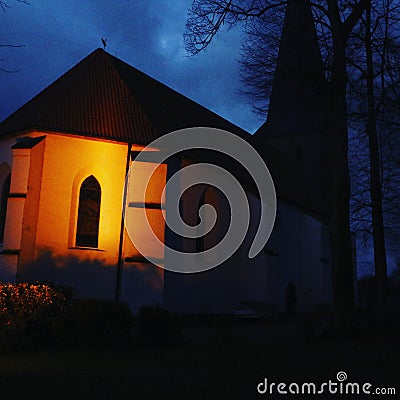 Kirche in der Nacht Stock Photo