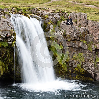 Kirkjufellsfoss waterfall near the Kirkjufell mountain, woman en Stock Photo