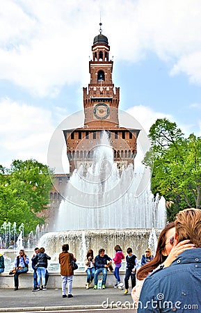 Kiss in front of the castle sforza to milan Editorial Stock Photo