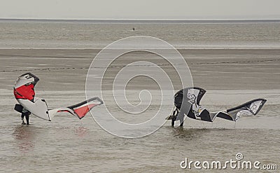 Kitesurfen, auch Kiteboarden, ist ein Wassersport, der aus dem Kitesailing entstanden ist Editorial Stock Photo