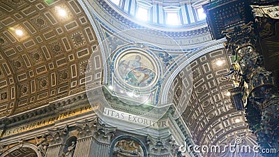 Kivoriy с красивыми столбцами над могилой St Peter в Ватикане 4k Kivoriy с красивыми столбцами над могилой St Peter в Ватикане 4k