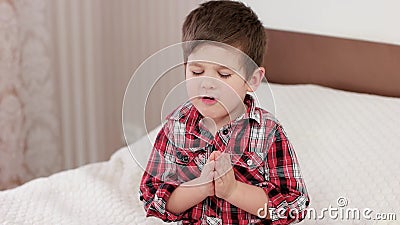 Kleine jongen die, jong geitje die gebed zeggen alvorens naar bed te gaan, sterk geloof in hart, jongen die aan god bidden bidden stock footage Kleine jongen die, jong geitje die gebed zeggen alvorens naar bed te gaan, sterk geloof in hart, jongen die aan god bidden bidden stock footage