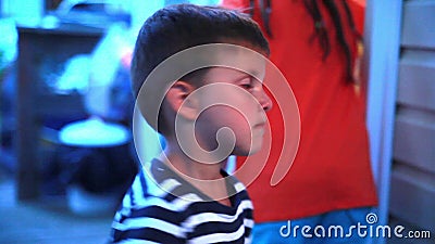 Kleiner Junge ist traurig stock video Kleiner Junge ist traurig stock video