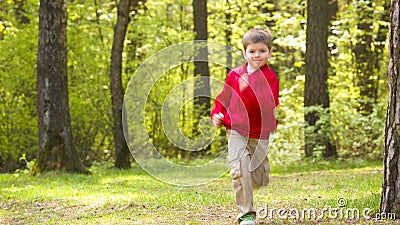 Kleiner Junge lässt Park laufen Kleiner Junge lässt Park laufen