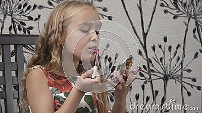 Kleines Madchen Setzte Ein Lipgloss Auf Lippen Vor Taschenspiegel Stock Footage Video Von Zuhause Lustig 101529538