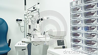 Klinika oczu z lampą szczelinową automatycznego refraktora i narzędziami do diagnostyki oczu zbiory wideo Klinika oczu z lampą szczelinową automatycznego refraktora i narzędziami do diagnostyki oczu zbiory wideo