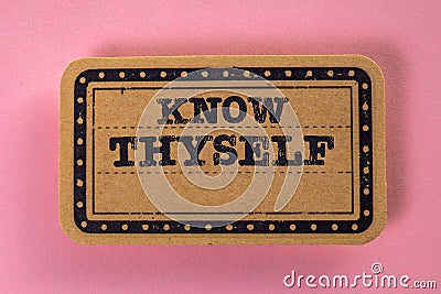 Know Thyself. Cardboard sticker with text on a pink background Stock Photo