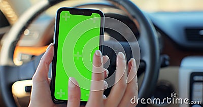 Kobieta korzystająca ze smartfonu z kluczem do chromy zielonego ekranu wewnątrz samochodu. koncepcja : kierunek wiadomości wyszuki zbiory wideo Kobieta korzystająca ze smartfonu z kluczem do chromy zielonego ekranu wewnątrz samochodu. koncepcja : kierunek wiadomości wyszuki zbiory wideo