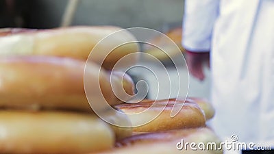 Kochen des frischen Brotes in einem traditionellen Ofen Kochen des frischen Brotes in einem traditionellen Ofen