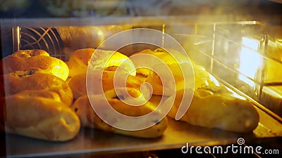 Koken. bakkerij. sluiting. in de oven gebakken. gezondheidsvoeding. heropening na covid19. veiligheidsconcept stock video Koken. bakkerij. sluiting. in de oven gebakken. gezondheidsvoeding. heropening na covid19. veiligheidsconcept stock video