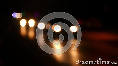 Kolorowi rozmyci samochodowi reflektory jarzy się w zmroku na drodze Zamazana ostrość zdjęcie wideo Kolorowi rozmyci samochodowi reflektory jarzy się w zmroku na drodze Zamazana ostrość zdjęcie wideo
