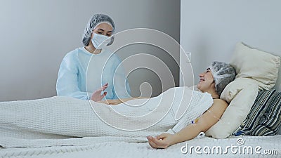 Koncepcja medycyny i opieki zdrowotnej. lekarz opiekuje się pacjentem w szpitalu. lekarz informuje pacjenta, że zbiory Koncepcja medycyny i opieki zdrowotnej. lekarz opiekuje się pacjentem w szpitalu. lekarz informuje pacjenta, że zbiory