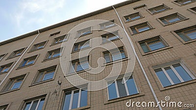 Kontors- eller fabriksbyggnadspanna och lutandeskott Kontors- eller fabriksbyggnadspanna och lutandeskott