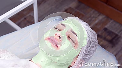 Konzept der Schönheit und Kosmetologie Junge Frau mit Cremmaske in einem Schönheitssalon stock video footage Konzept der Schönheit und Kosmetologie Junge Frau mit Cremmaske in einem Schönheitssalon stock video footage