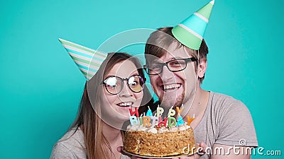 Konzept des Feiertags und des Geburtstages Junge nette lustige Paare, die Spaß mit Geburtstagskuchen haben stock footage Konzept des Feiertags und des Geburtstages Junge nette lustige Paare, die Spaß mit Geburtstagskuchen haben stock footage