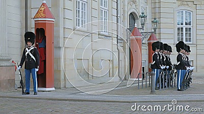 Kopenhagen, Dänemark - Oktober 2017: Soldaten der königlichen Leibgarde stehen am Platz vor Amalienborg-Palast stock video Kopenhagen, Dänemark - Oktober 2017: Soldaten der königlichen Leibgarde stehen am Platz vor Amalienborg-Palast stock video
