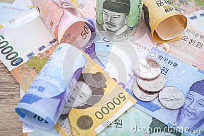 Korean currency , Many Korean bank notes and coins Placed on the table Stock Photo