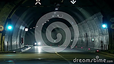 Korvette, die durch den Tunnel in Richtung zur Kamera fährt Korvette, die durch den Tunnel in Richtung zur Kamera fährt