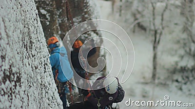 Krasnoyarsk, Россия - 14-ое января 2017: Альпинисты конкуренции на замороженном водопаде в заповеднике Stolby акции видеоматериалы Krasnoyarsk, Россия - 14-ое января 2017: Альпинисты конкуренции на замороженном водопаде в заповеднике Stolby акции видеоматериалы