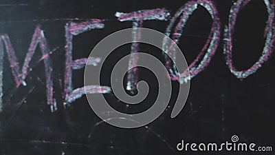 Krijtinschrijving op zwart bord met hashtag me ook Sociale media beweging op wijdverspreid overwicht van seksueel aanval en Ha stock footage Krijtinschrijving op zwart bord met hashtag me ook Sociale media beweging op wijdverspreid overwicht van seksueel aanval en Ha stock footage