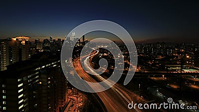 Kuala Lumpur Elevated Highway AKLEH met Stadshorizon in Maleisië bij Zonsondergang Timelapse stock footage Kuala Lumpur Elevated Highway AKLEH met Stadshorizon in Maleisië bij Zonsondergang Timelapse stock footage
