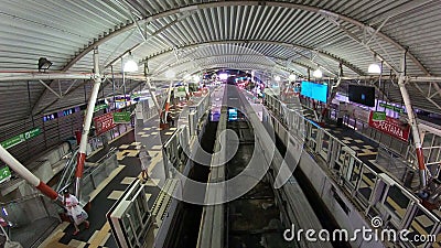 Kuala Lumpur, Malaisie - 17 juillet 2018 : Laps de temps de train de monorail à la station de monorail de Bukit Bintang clips vidéos Kuala Lumpur, Malaisie - 17 juillet 2018 : Laps de temps de train de monorail à la station de monorail de Bukit Bintang clips vidéos