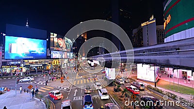 Kuala Lumpur, Malasia - 17 de julio de 2018: Lapso de la noche del tráfico en Jalan Bukit Bintang Kuala Lumpur, Malasia - 17 de julio de 2018: Lapso de la noche del tráfico en Jalan Bukit Bintang
