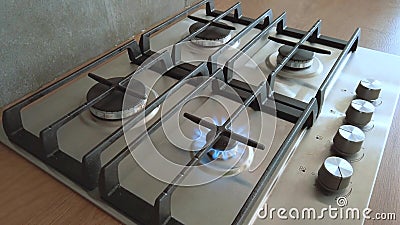 Kuchnia jeden mały palnik włączający kuchenkę, gotowanie płomienia domowego, ręka obraca gaz ziemny zbiory Kuchnia jeden mały palnik włączający kuchenkę, gotowanie płomienia domowego, ręka obraca gaz ziemny zbiory