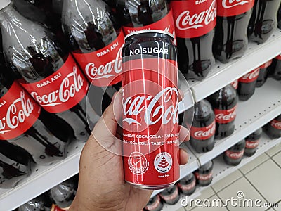 KULIM,MALAYSIA - CIRCA OCTOBER,2019 : A hand holding a can of Coca Cola No Sugar at supermarket Editorial Stock Photo