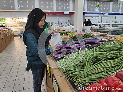 KULIM, MALAYSIA - CIRCA OCTOBER,2019 : A Muslim women shopping for groceries at supermarket Editorial Stock Photo