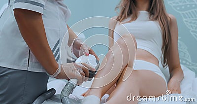 kvinna f?r vatten f?r brunnsort f?r h?lsa f?r huvuddelomsorgsfot Laser-h?rborttagning Epilation behandling Sl?t hud lager videofilmer kvinna f?r vatten f?r brunnsort f?r h?lsa f?r huvuddelomsorgsfot Laser-h?rborttagning Epilation behandling Sl?t hud lager videofilmer