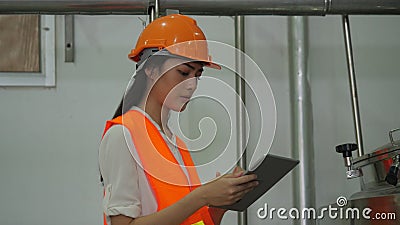 Kvinnatekniker som ser datorminnestavlan och kontrollerar data på minnestavlan Kvinnatekniker som ser datorminnestavlan och kontrollerar data på minnestavlan